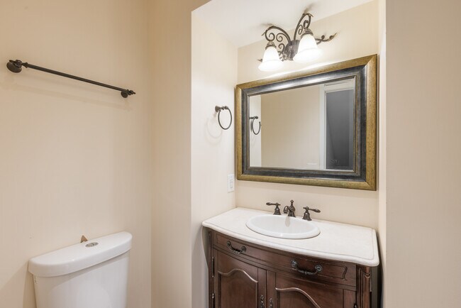 Medio baño en la planta principal - 112 Saint Charles Pl