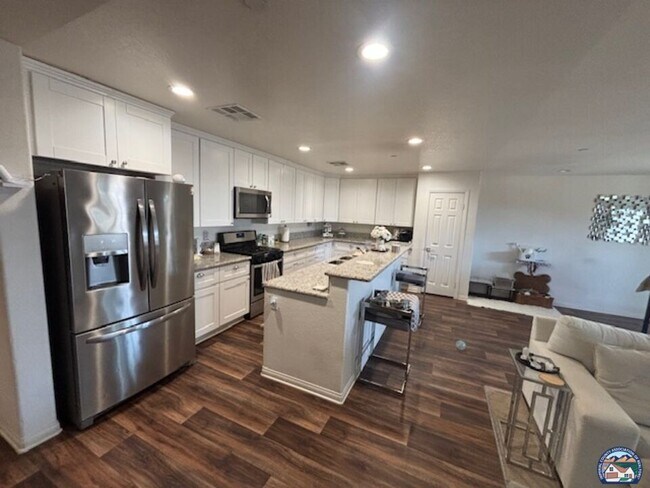 Foto del edificio - 916 Fieldbrook Ct