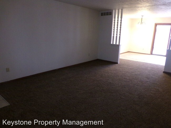 Building Photo - 881 S Bellflower Dr