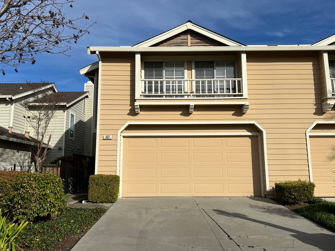 Foto principal - Bright & Spacious 3 Bedroom 2.5 Bath Duet ...