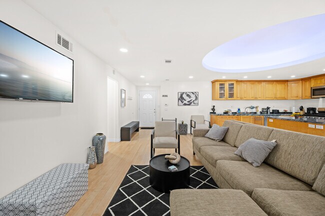 Foto del edificio - 6527 Woodlake Ave