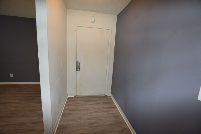 Building Photo - 2 Bedroom, 2 Bath Condo with Screened Pati...