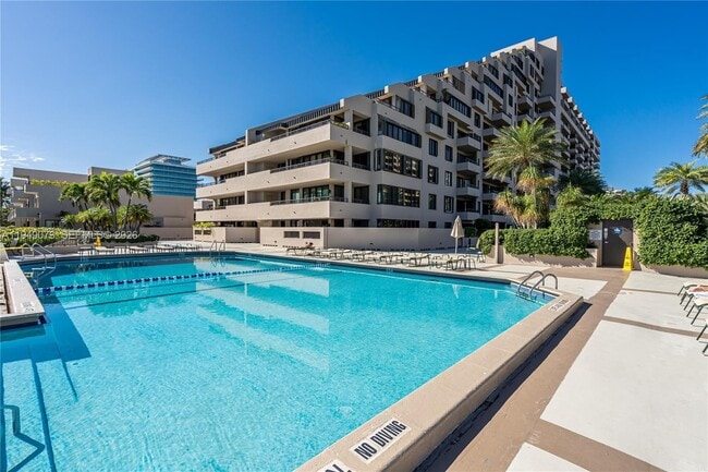 Foto del edificio - 201 Crandon Blvd