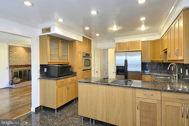 Building Photo - 7422 Royal Dominion Dr