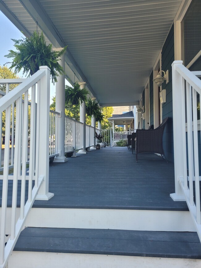 Your own side staircase to porch - 14 Liberty St