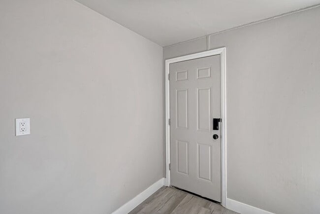 Building Photo - Newly Remodeled Downtown Studio!