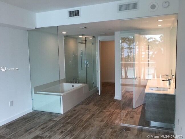 Foto del edificio - 650 NE 32nd St