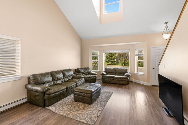 Building Photo - 306 Golden Valley Dr