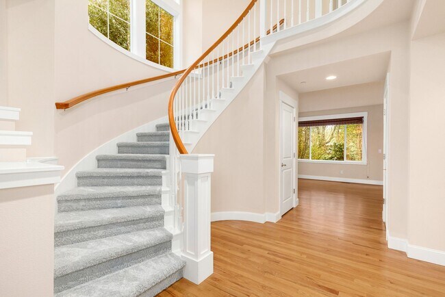 Building Photo - 3 Bedroom 2.5 Bath in Clyde Hill