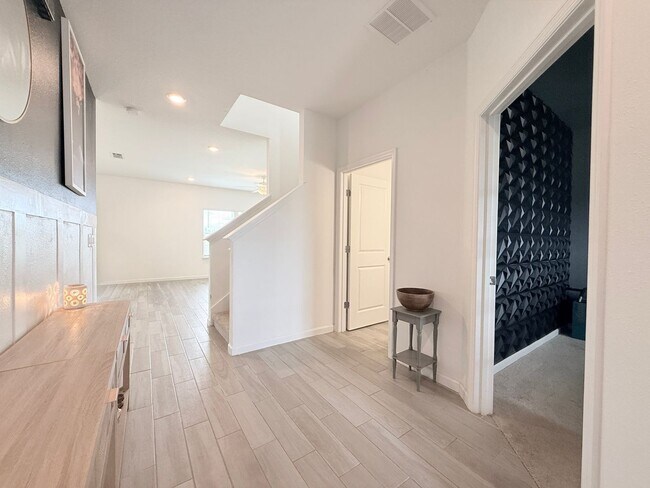 Foto del edificio - Spacious 4BR Home with Office, Loft & Lake Views
