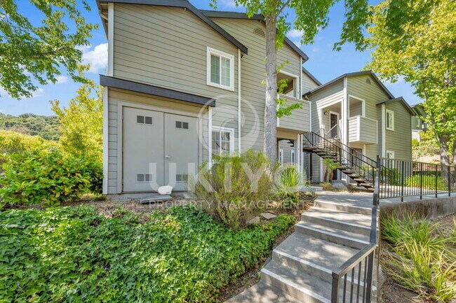 Building Photo - 560 Canyon Oaks Dr