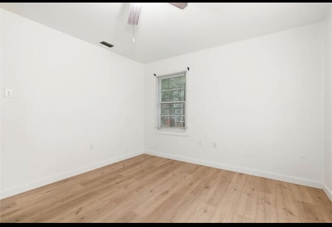 Building Photo - 1208 Creekway Dr