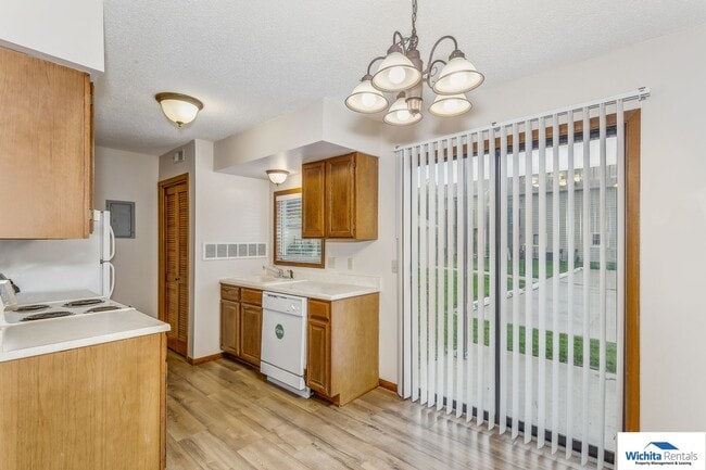 Building Photo - Beautiful town home in south east Wichita!