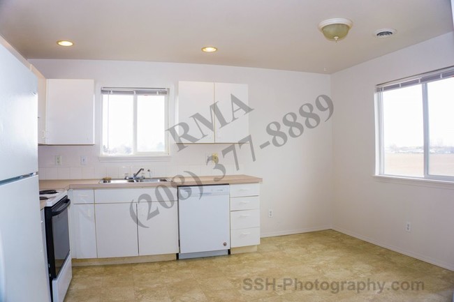 Building Photo - 863 N White Barn Rd
