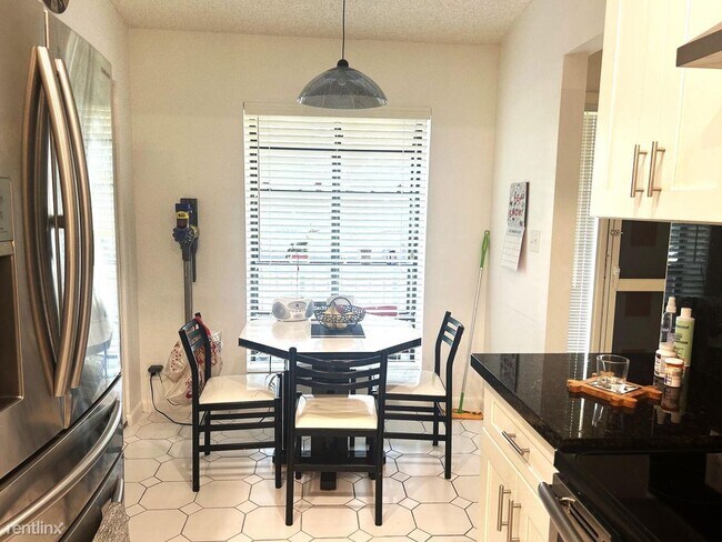 Building Photo - 2 br, 2 bath House - 5021 Oak Hill Ln Apt 125
