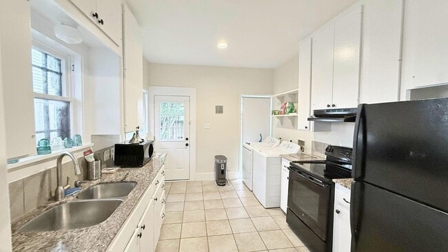 Building Photo - 2220 Avalon Pl