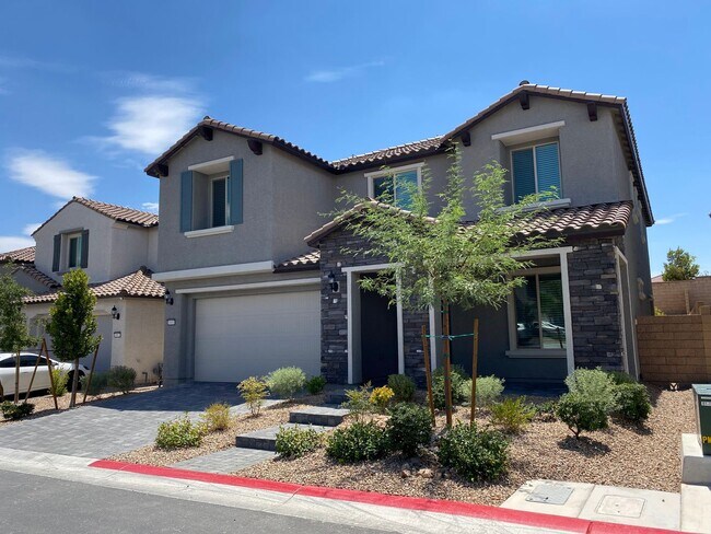 Foto del edificio - 5 Bed Home with Loft, Solar & 3-Car Tandem Garage | 3,122 Sq Ft