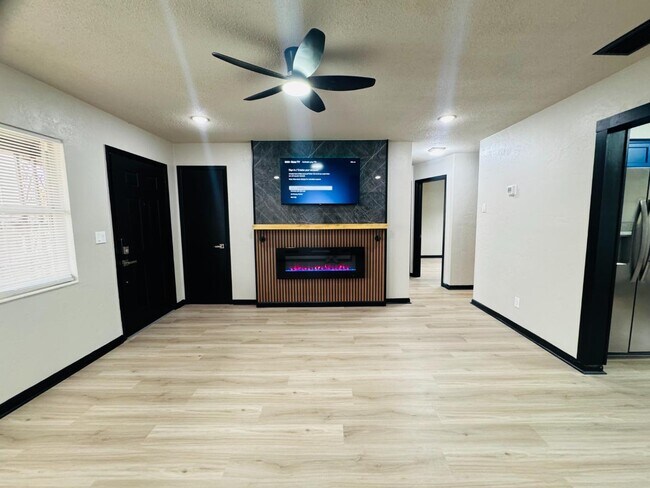 Building Photo - 2006 NE 3rd St