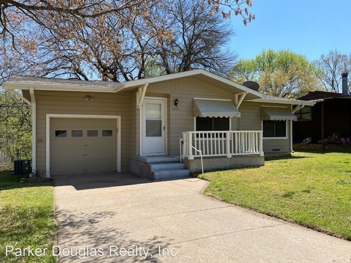 Primary Photo - 2 br, 1 bath House - 1221 South Lamar