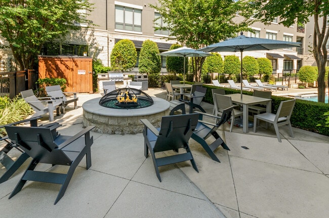 Outdoor Firepit - Shoreline on Lake Carolyn