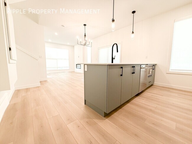 Building Photo - Modern 2 Beds, 2.5 Baths Main Floor/ Upper...
