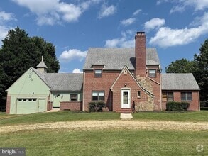 Building Photo - 112 St Marys Ave