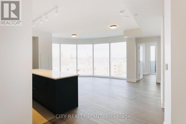 Photo du bâtiment - 2525-2525 Bathurst St