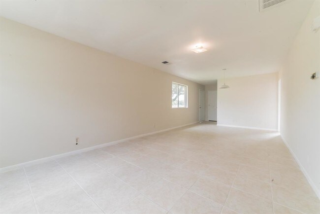Building Photo - 221 Hunters Ln