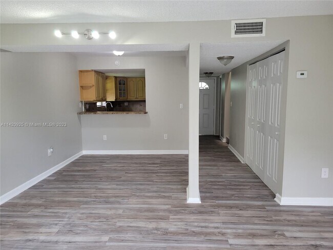 Foto del edificio - 11123 NW 7th St