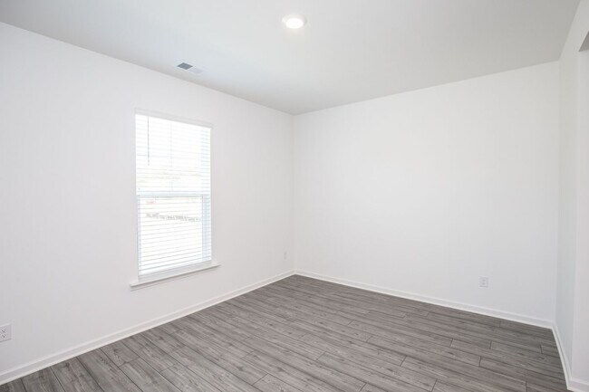 Building Photo - 101 Goshawk St