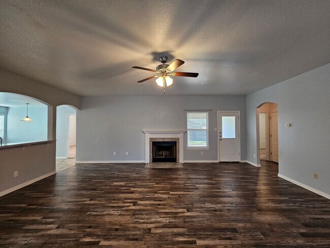 Foto del edificio - AVAILABLE NOW!