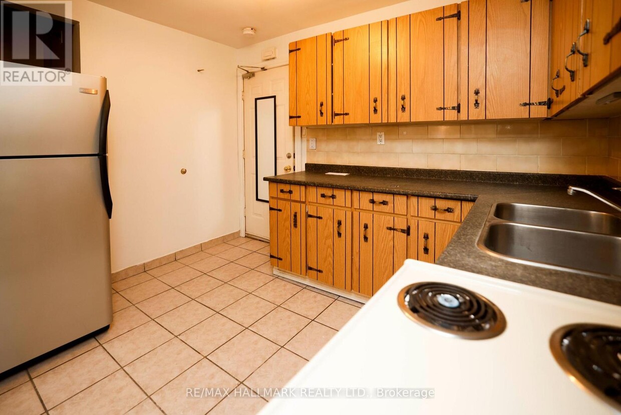 Primary Photo - 37-37 Holland St W