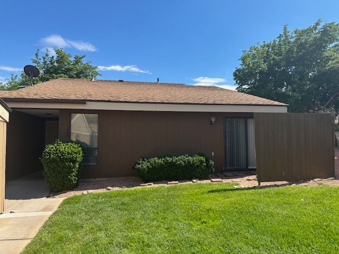Foto principal - Bloomington Gardens Townhome