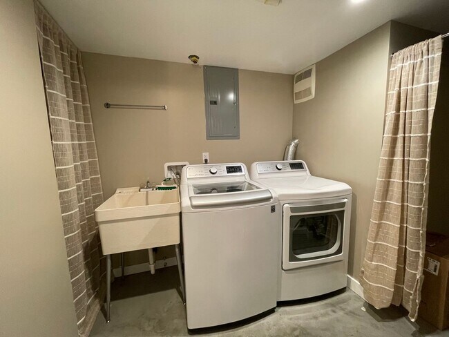 Foto del edificio - 4 Bedroom 2 Bathroom Home for Rent
