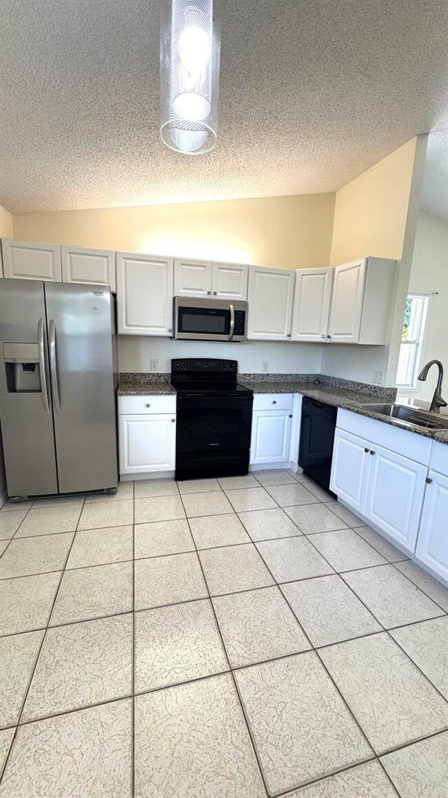 Foto del edificio - 5149 El Claro Cir