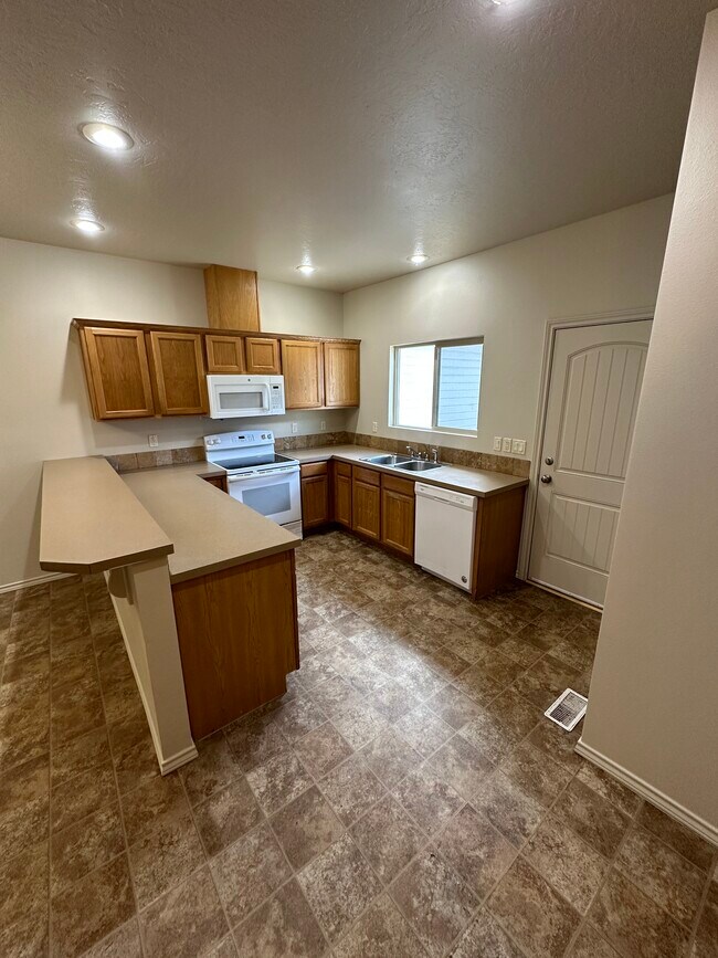 Foto del edificio - 2777 N Tamarack Dr
