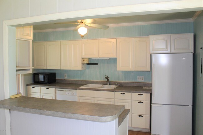 Building Photo - 2526 E Forest Dr