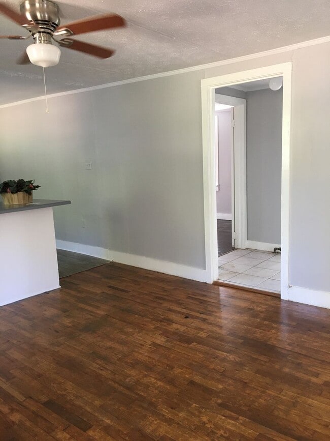 Building Photo - 2 Bedroom Cottage