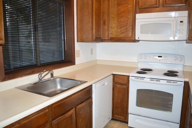 Foto del edificio - Spacious and Conveniently Located with Private Patio and Parking