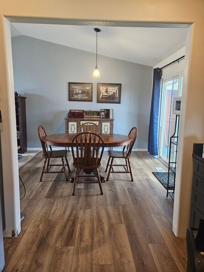 Foto del edificio - Fully Furnished Split Level Two-Bedroom Home