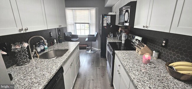 Foto del edificio - 6266 Ducketts Ln