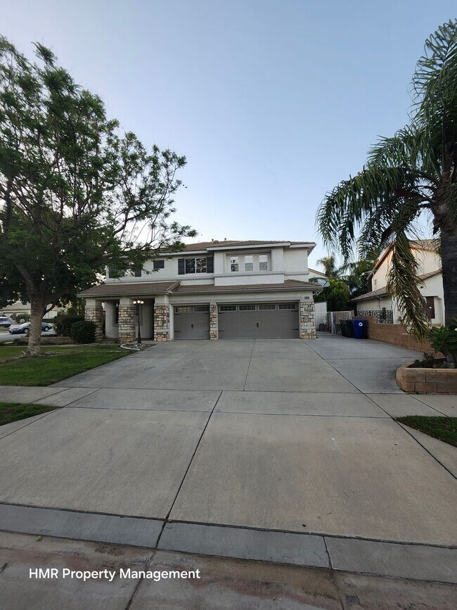Foto del edificio - 5 Bedrooms with a Bonus Family Room