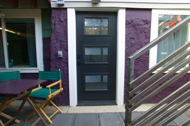 La entrada principal a su unidad desde su patio - 4157 SE Brooklyn St