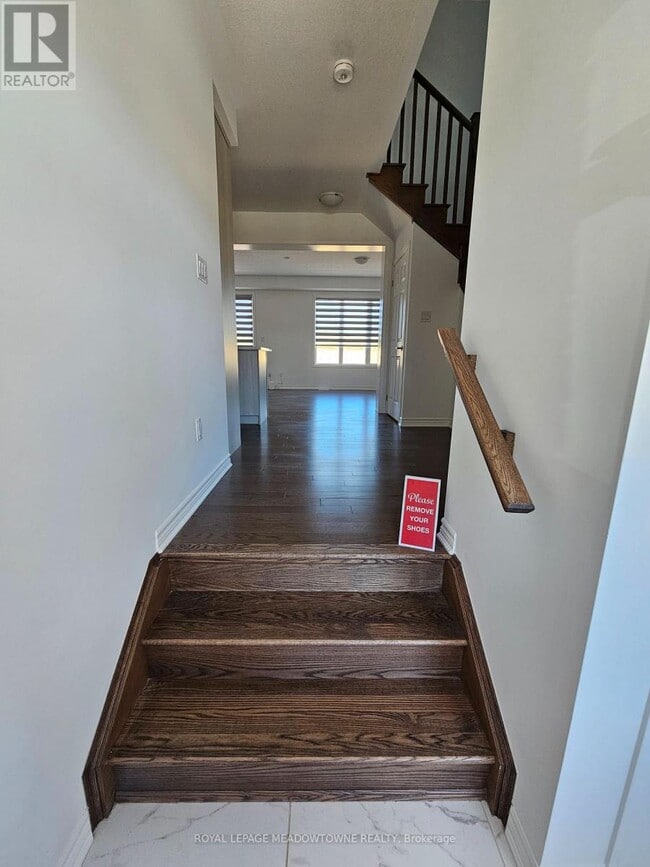 Building Photo - 879 Amand Dr