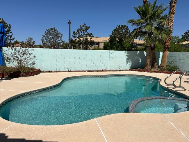 Foto del edificio - Green Valley home with pool