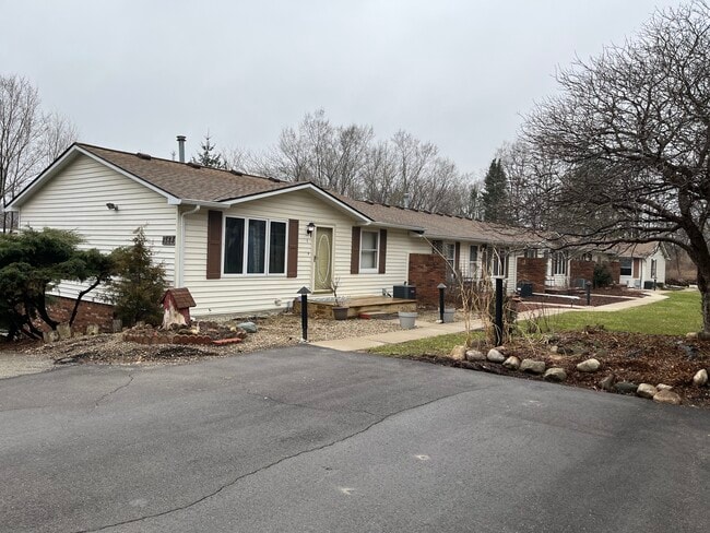 Great, quaint complex in Highland! - 1583 highland park dr