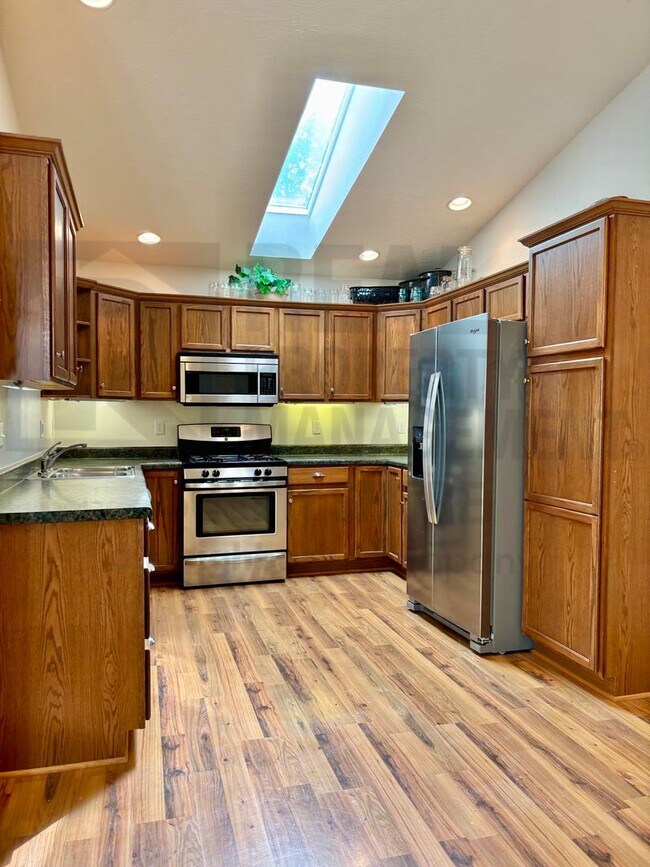 Foto del edificio - Energy-Efficient 3 Bed / 2 Bath Home with Solar + 2-Car Garage