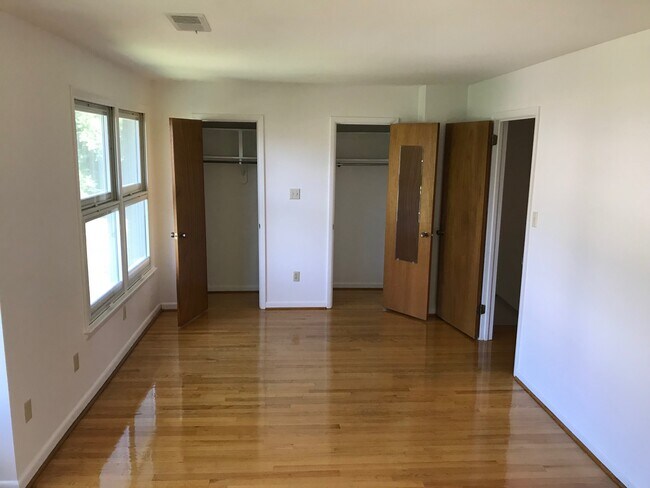 una gran cantidad de armarios en habitaciones grandes - 2122 Military Rd