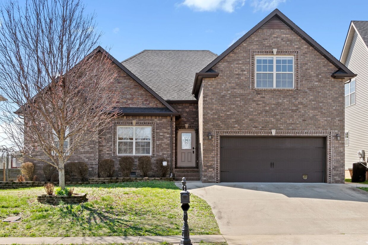 Pet Friendly Four Bedroom with Bonus! House Rental in Clarksville, TN