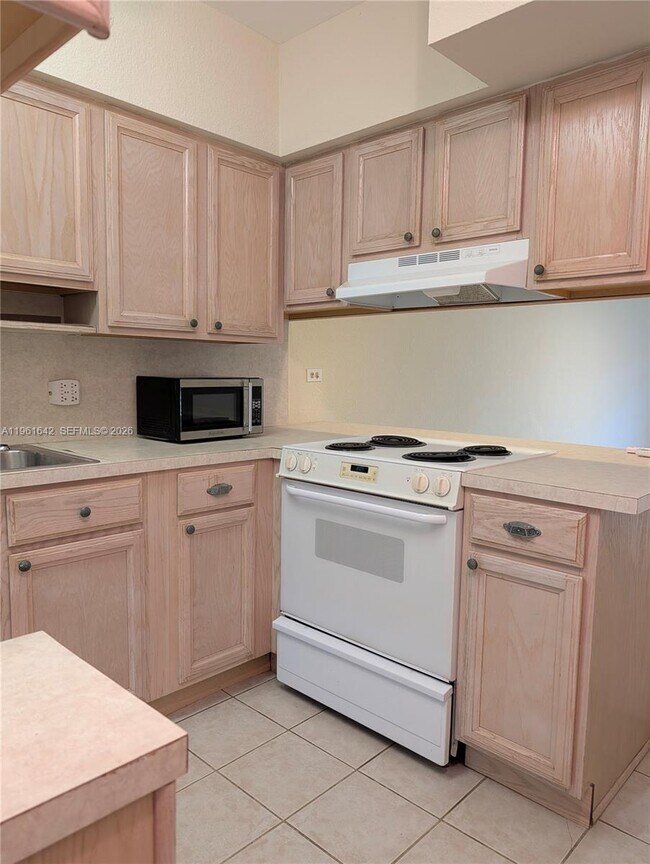 Foto del edificio - 6580 Santona St